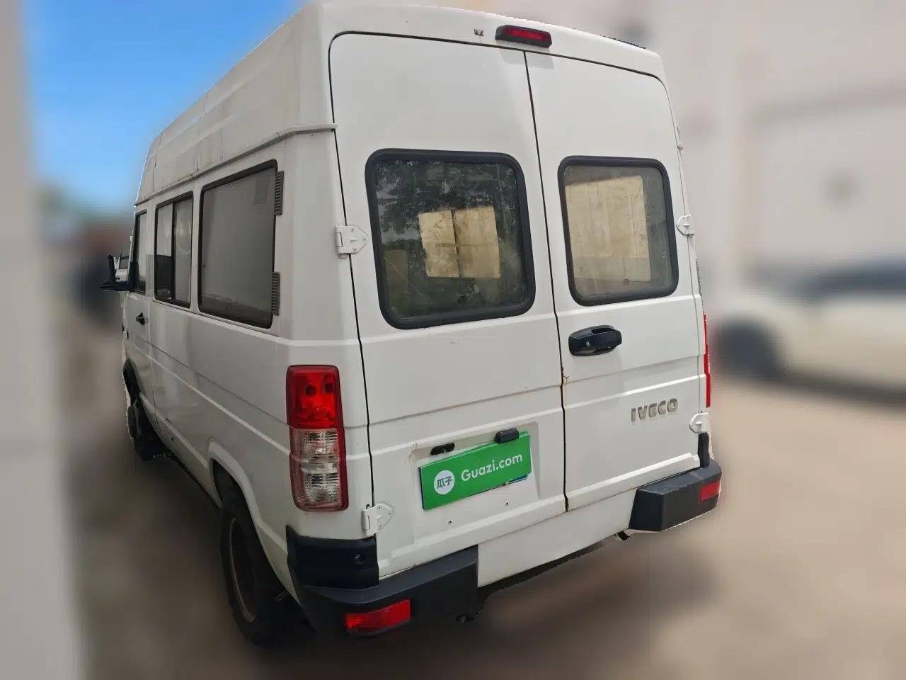Iveco Daily 2017 2.5T A35 Passenger Van 5-7 Seats Model 47Z5 — миниатюра 4