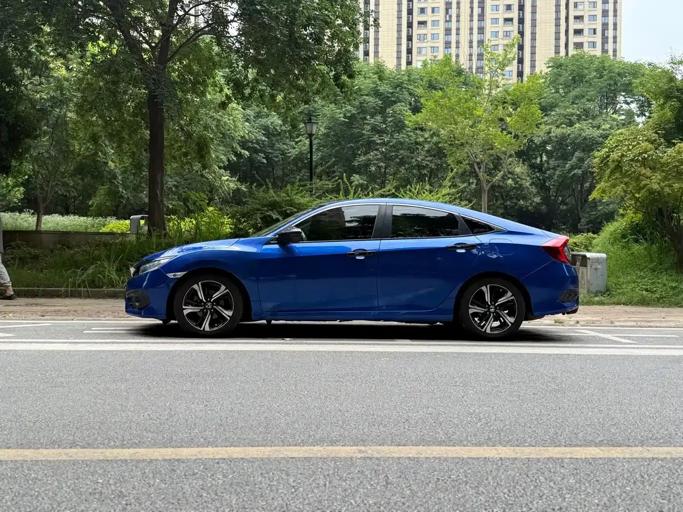 2016 Civic 220TURBO CVT Premium Edition — миниатюра 4