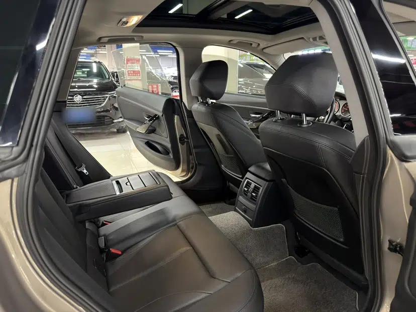 BMW 3 Series GT 2018 320i Sport Edition — миниатюра 19