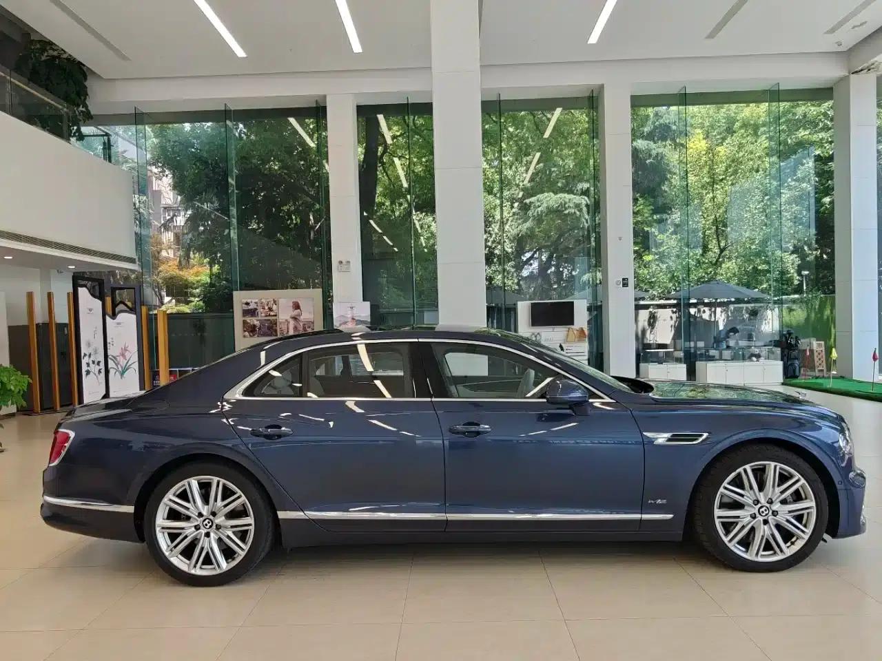 2022 Mercedes-Benz Flying Spur 6.0T W12 Standard Edition — миниатюра 3