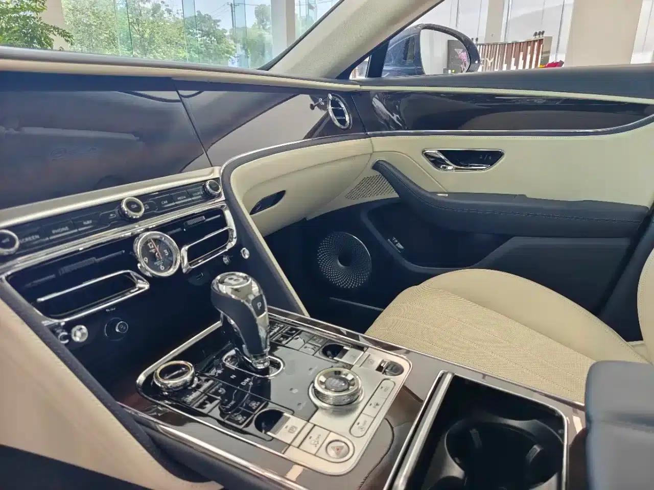 2022 Mercedes-Benz Flying Spur 6.0T W12 Standard Edition — миниатюра 10