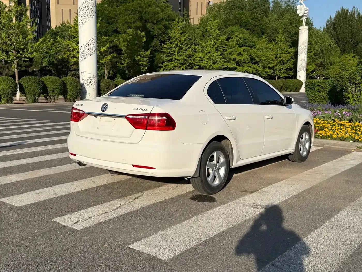2015 Volkswagen Lavida 1.6L Automatic Comfort Edition — миниатюра 4