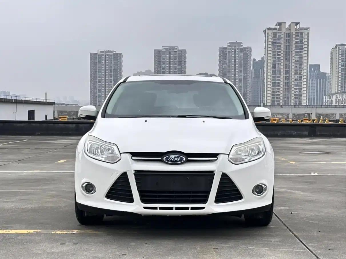 Ford Focus 2015 Hatchback 1.6L Automatic Fashion Edition — миниатюра 3