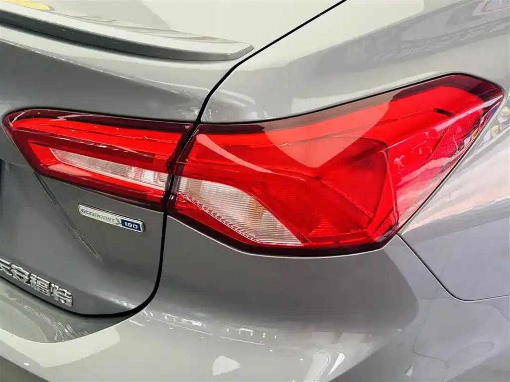 2022 Ford Focus Sedan EcoBoost 180 Automatic ST Line — миниатюра 12