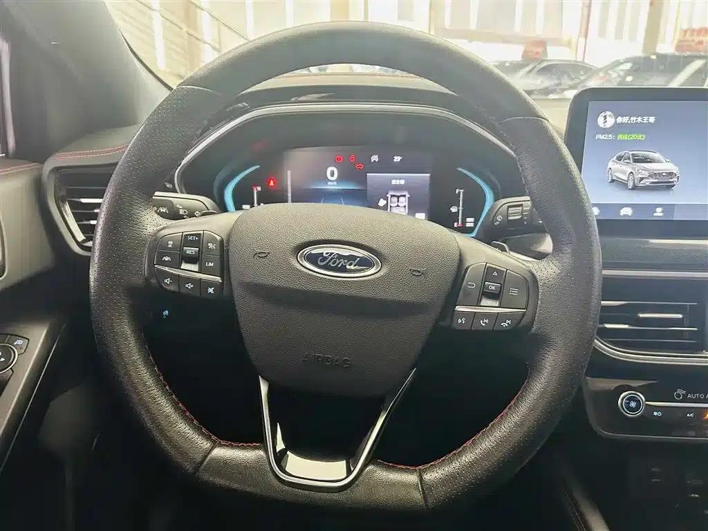 2022 Ford Focus Sedan EcoBoost 180 Automatic ST Line — миниатюра 15