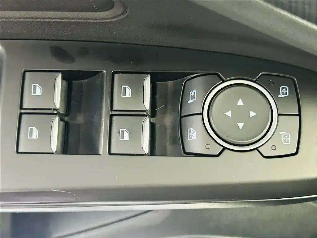 2022 Ford Focus Sedan EcoBoost 180 Automatic ST Line — миниатюра 18