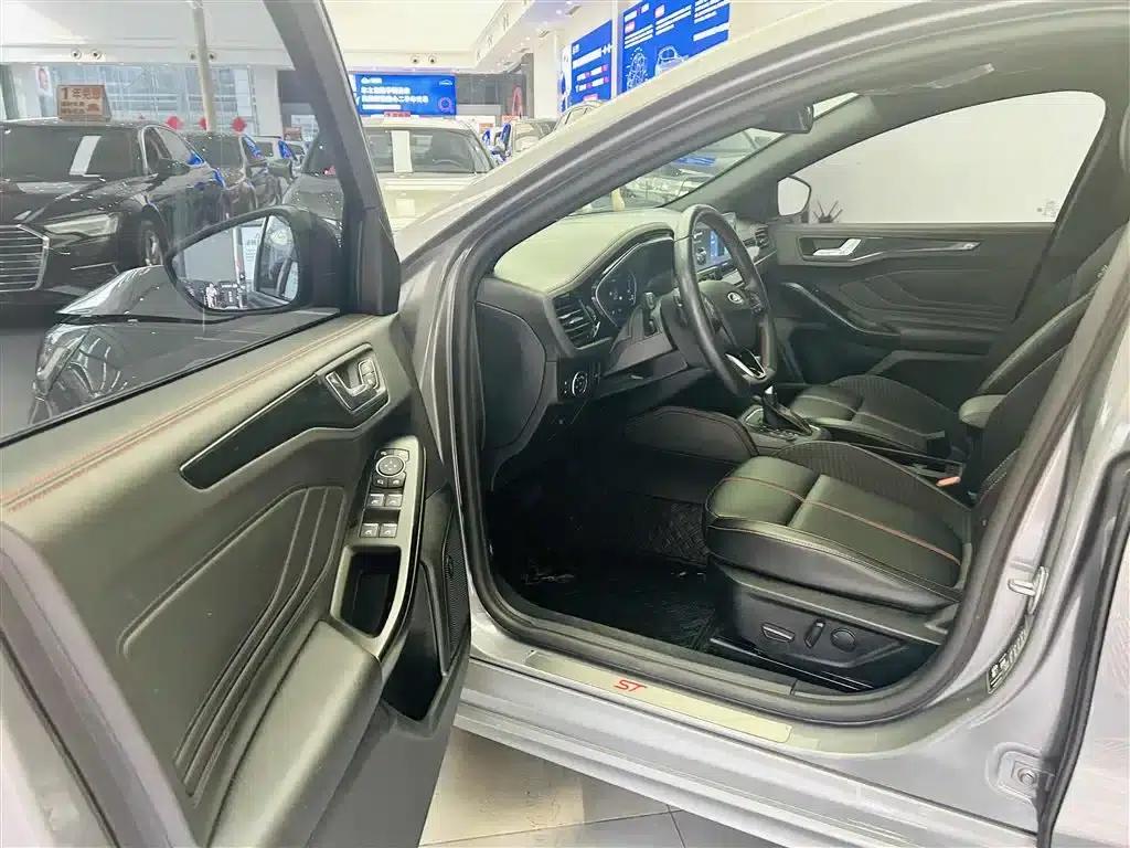 2022 Ford Focus Sedan EcoBoost 180 Automatic ST Line — миниатюра 20