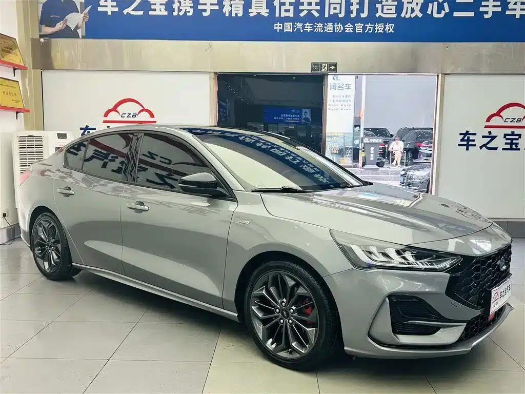 2022 Ford Focus Sedan EcoBoost 180 Automatic ST Line — миниатюра 3