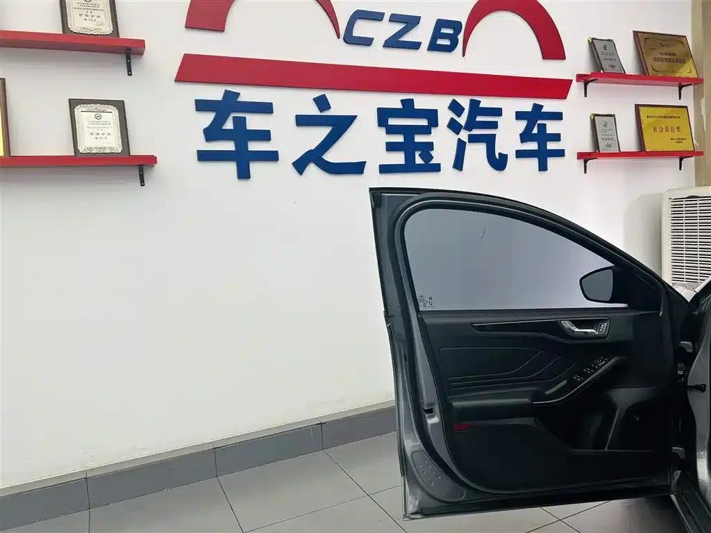 2022 Ford Focus Sedan EcoBoost 180 Automatic ST Line — миниатюра 21