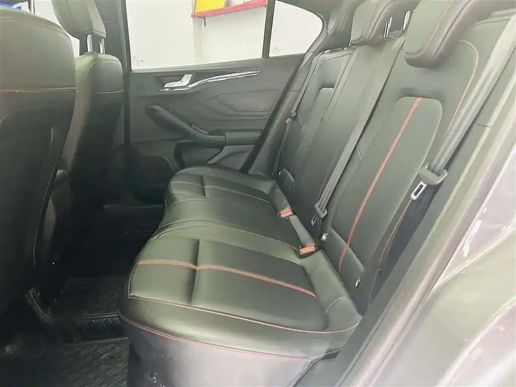 2022 Ford Focus Sedan EcoBoost 180 Automatic ST Line — миниатюра 22