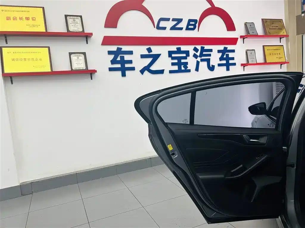 2022 Ford Focus Sedan EcoBoost 180 Automatic ST Line — миниатюра 24