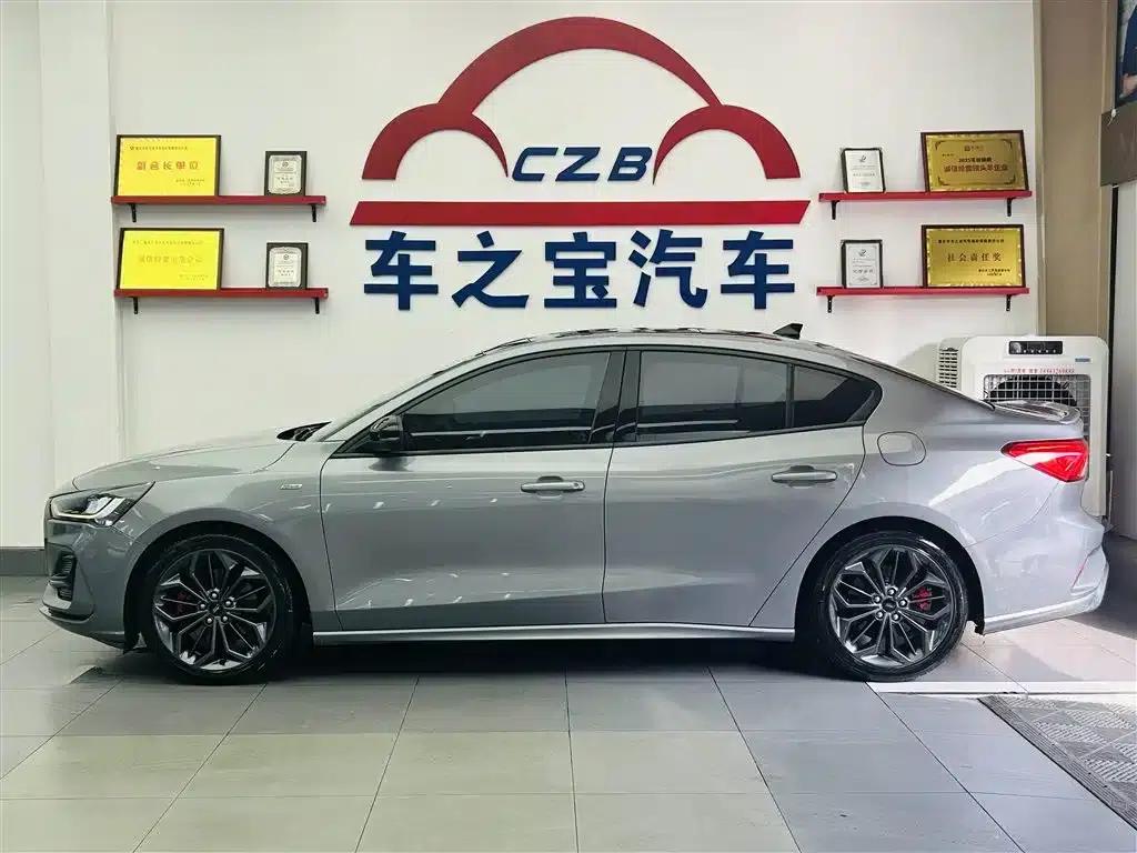 2022 Ford Focus Sedan EcoBoost 180 Automatic ST Line — миниатюра 4