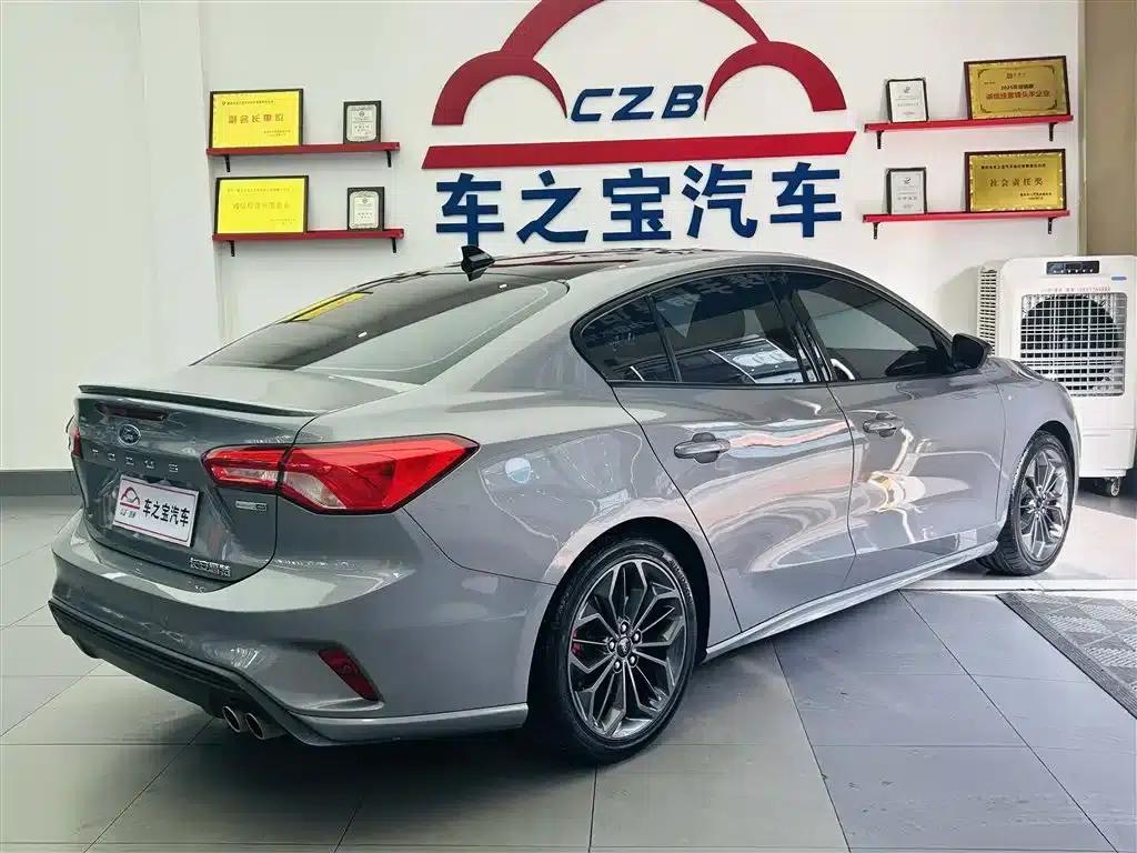 2022 Ford Focus Sedan EcoBoost 180 Automatic ST Line — миниатюра 5