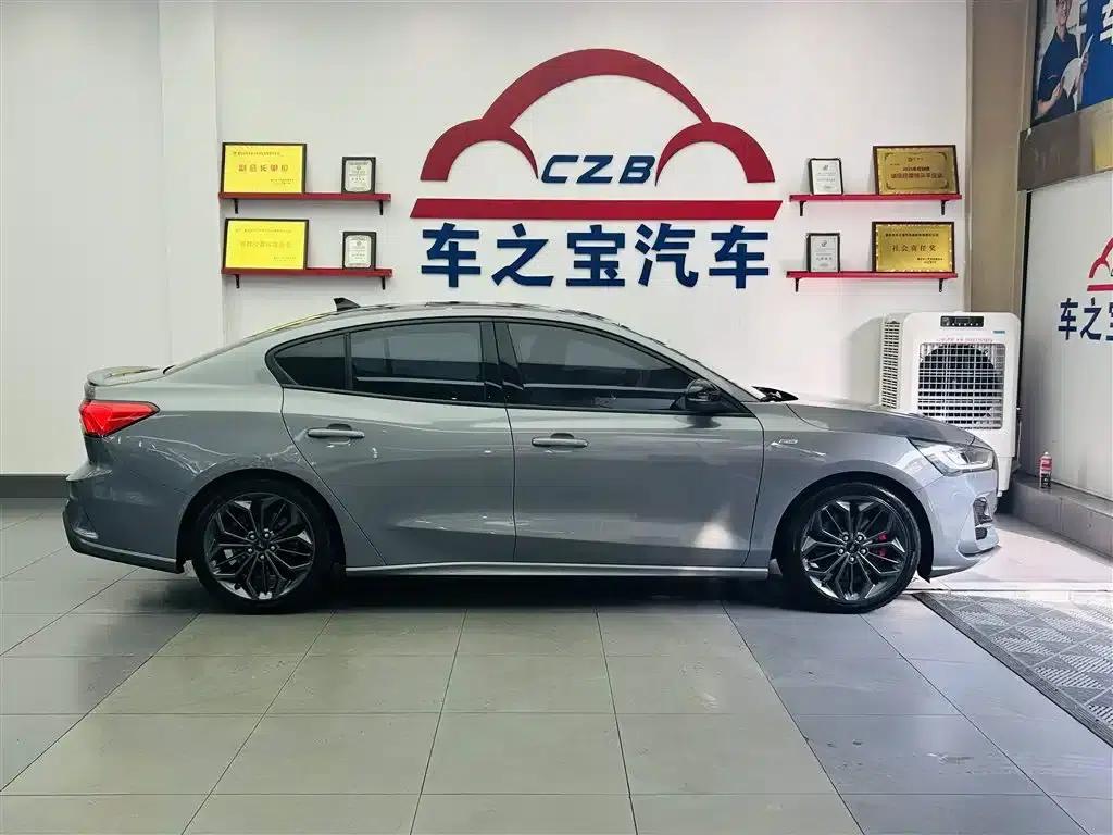 2022 Ford Focus Sedan EcoBoost 180 Automatic ST Line — миниатюра 8