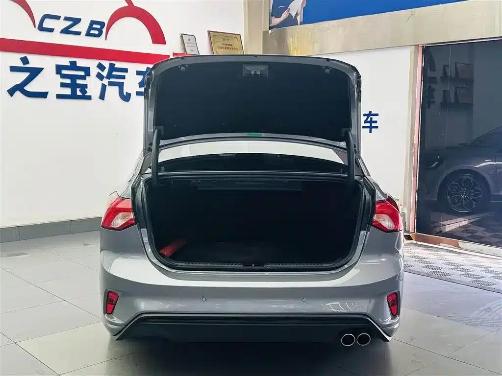 2022 Ford Focus Sedan EcoBoost 180 Automatic ST Line — миниатюра 9