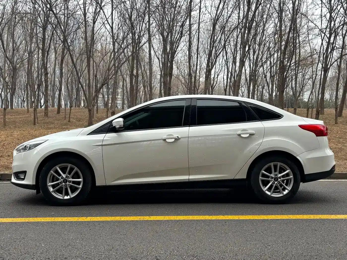 Ford Focus 2017 Sedan 1.6L Automatic Fashion Smart Edition — миниатюра 3