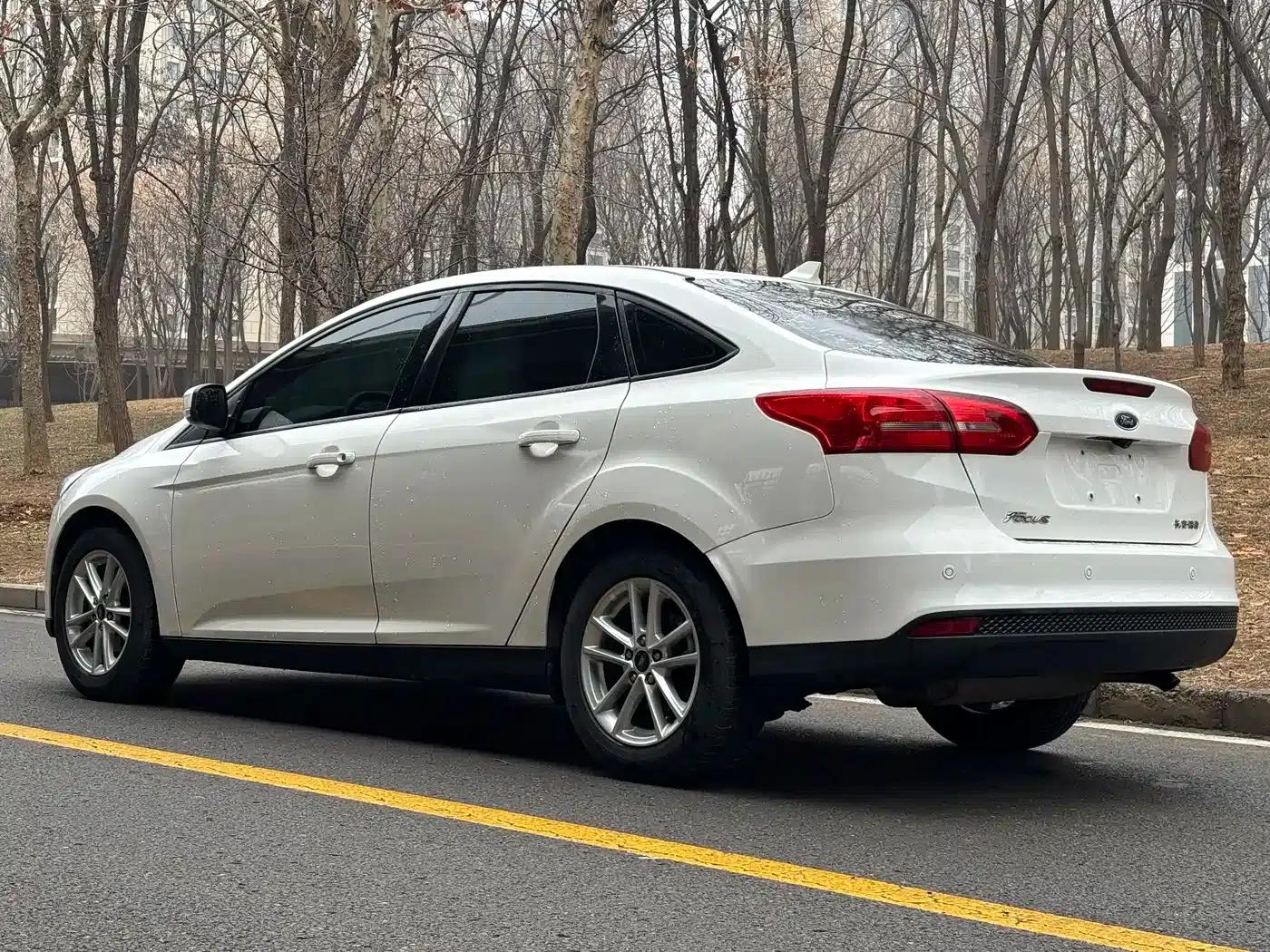 Ford Focus 2017 Sedan 1.6L Automatic Fashion Smart Edition — миниатюра 4