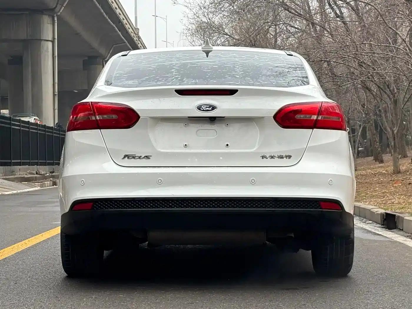 Ford Focus 2017 Sedan 1.6L Automatic Fashion Smart Edition — миниатюра 5