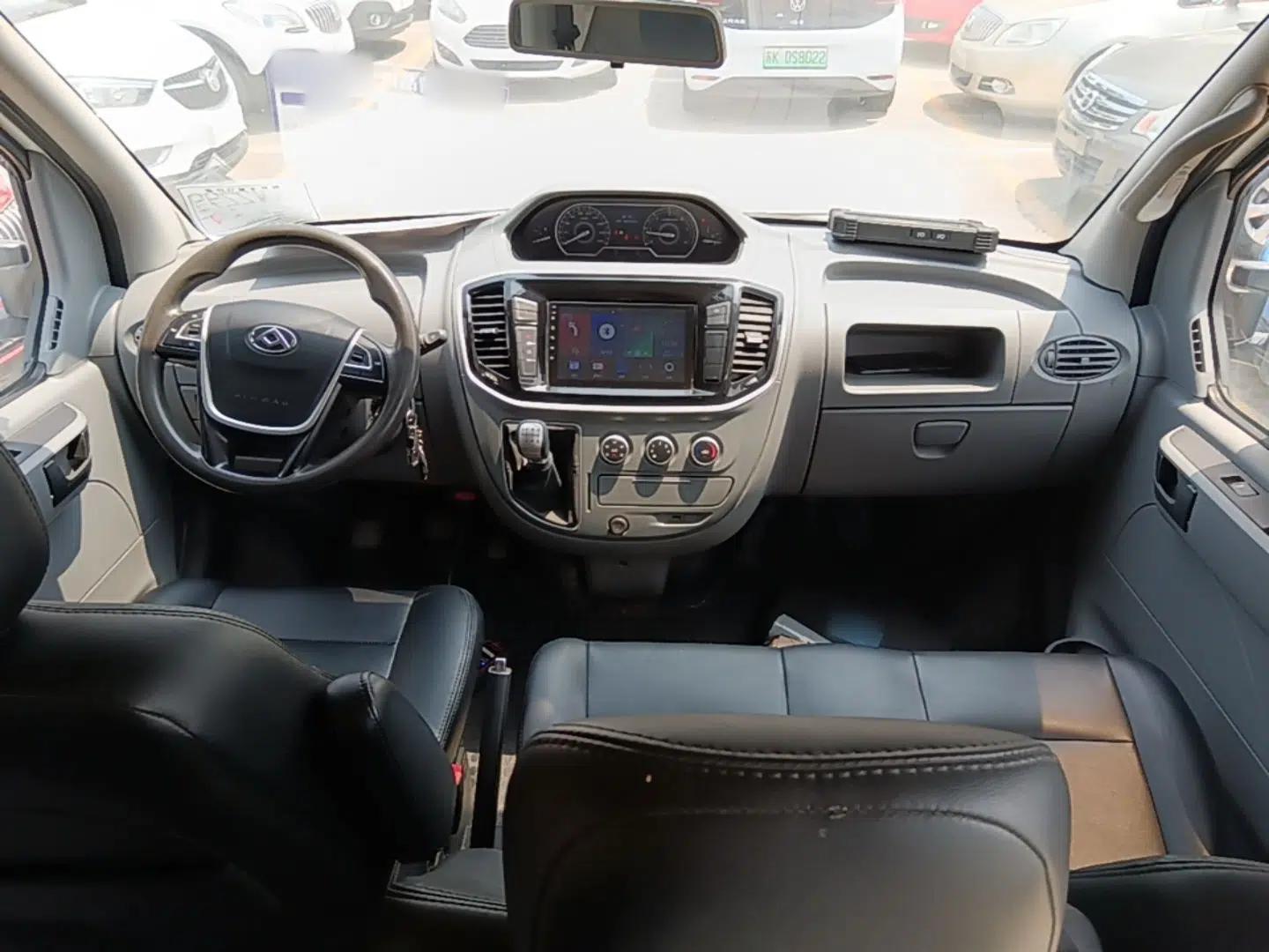 SAIC MAXUS Xintu V80 2021 2.0T Manual Classic Aoyuntong Long Wheelbase Mid-Roof 6/7/8/9-Seater — миниатюра 12