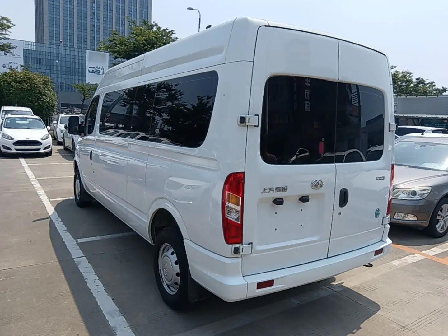 SAIC MAXUS Xintu V80 2021 2.0T Manual Classic Aoyuntong Long Wheelbase Mid-Roof 6/7/8/9-Seater — миниатюра 4