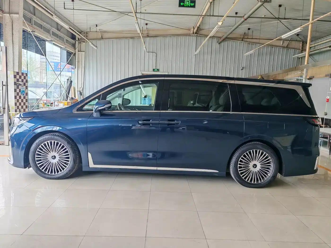 Voyah Dreamer 2025 PHEV AWD Flagship Kunpeng Edition — миниатюра 3