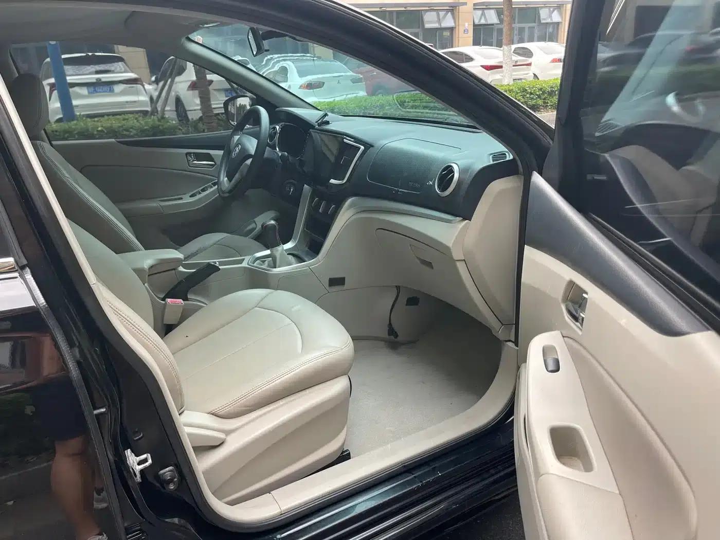 Venucia T70 2015 1.6L Manual Ruixing Edition — миниатюра 6