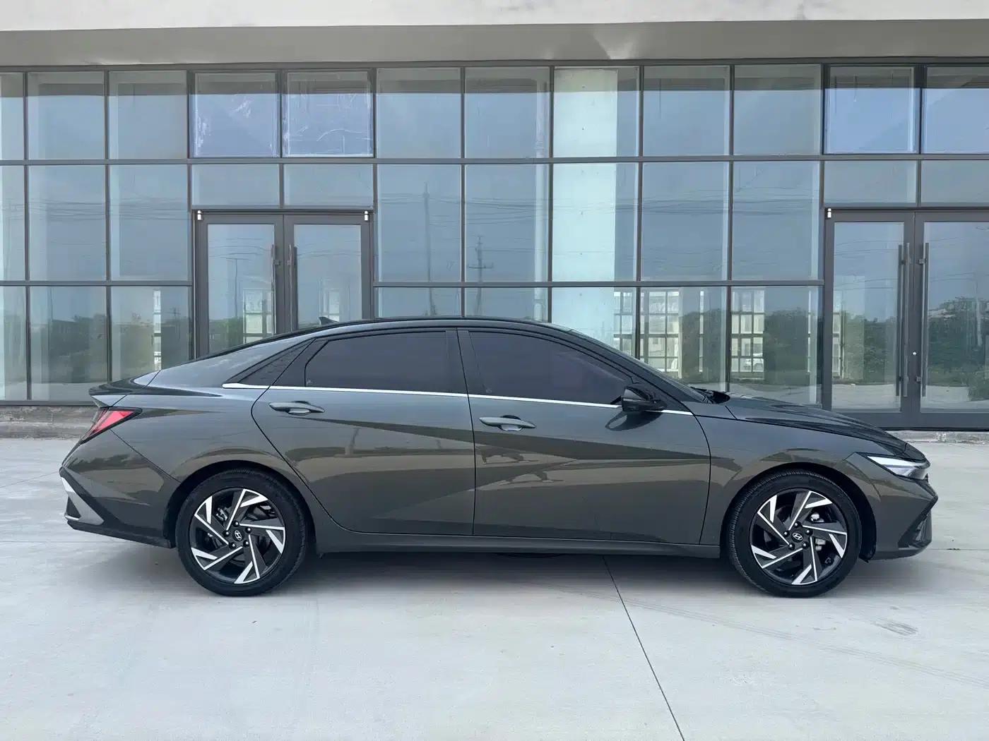 Hyundai Elantra 2023 1.5L CVT TOP Flagship Edition — миниатюра 10