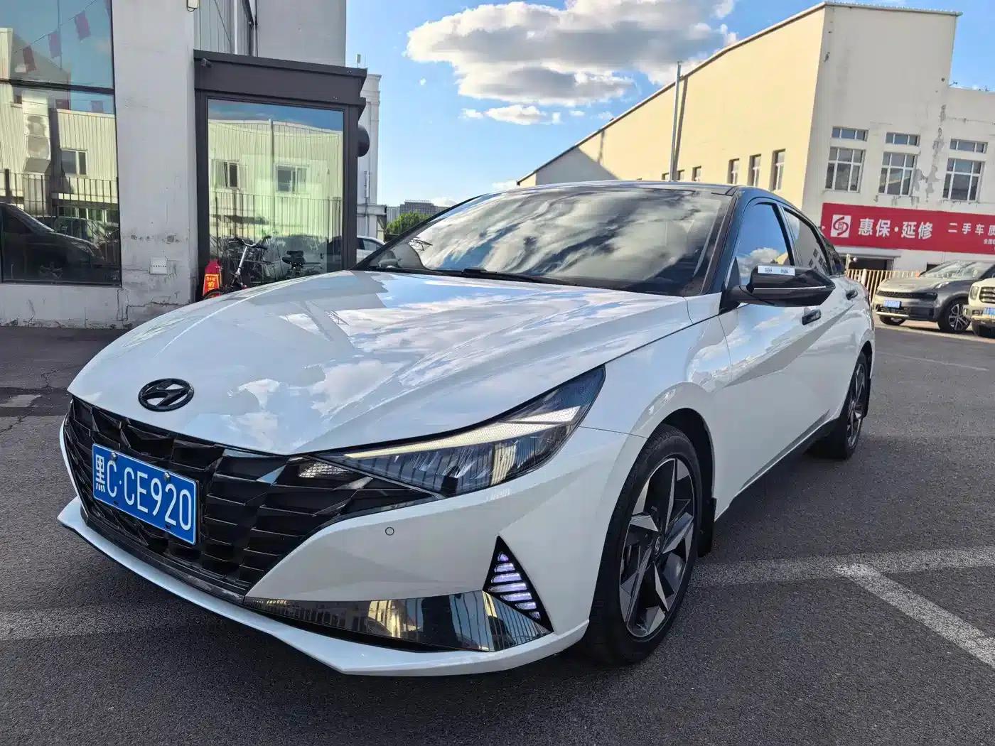 Hyundai Elantra 2021 1.5L CVT LUX Premium Edition — миниатюра 1