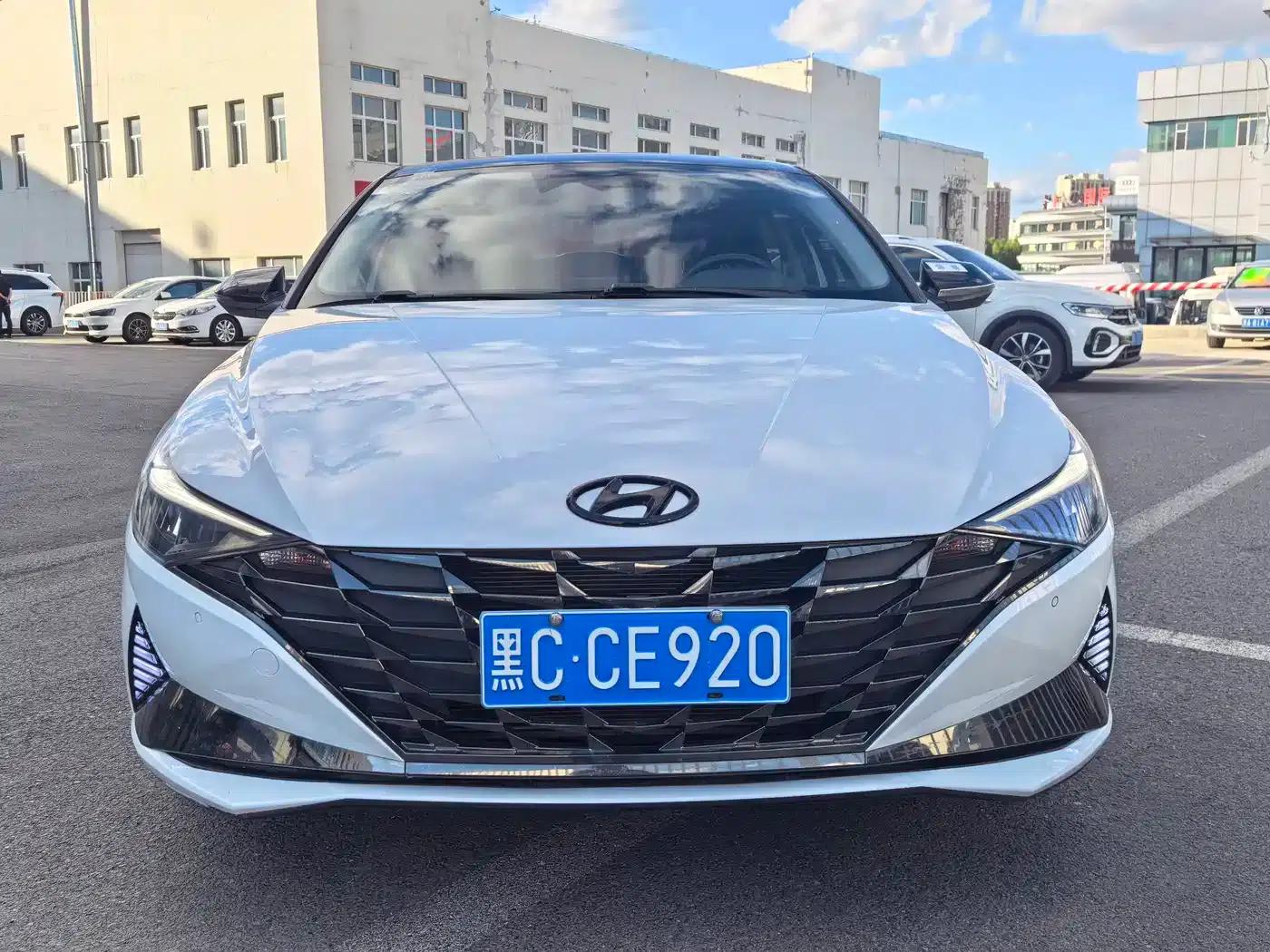 Hyundai Elantra 2021 1.5L CVT LUX Premium Edition — миниатюра 2