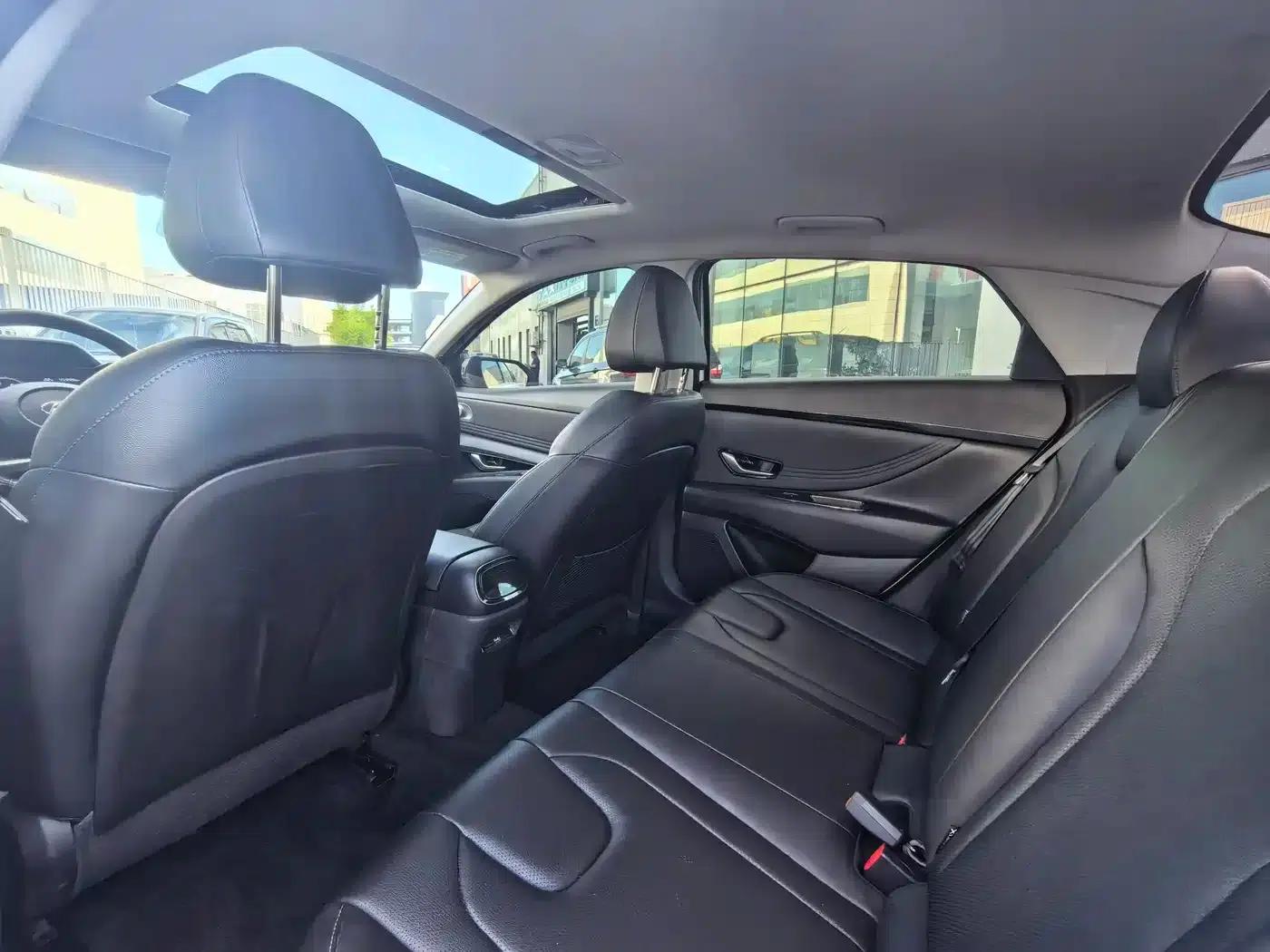Hyundai Elantra 2021 1.5L CVT LUX Premium Edition — миниатюра 13