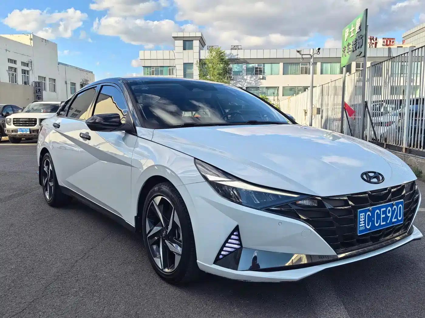 Hyundai Elantra 2021 1.5L CVT LUX Premium Edition — миниатюра 3