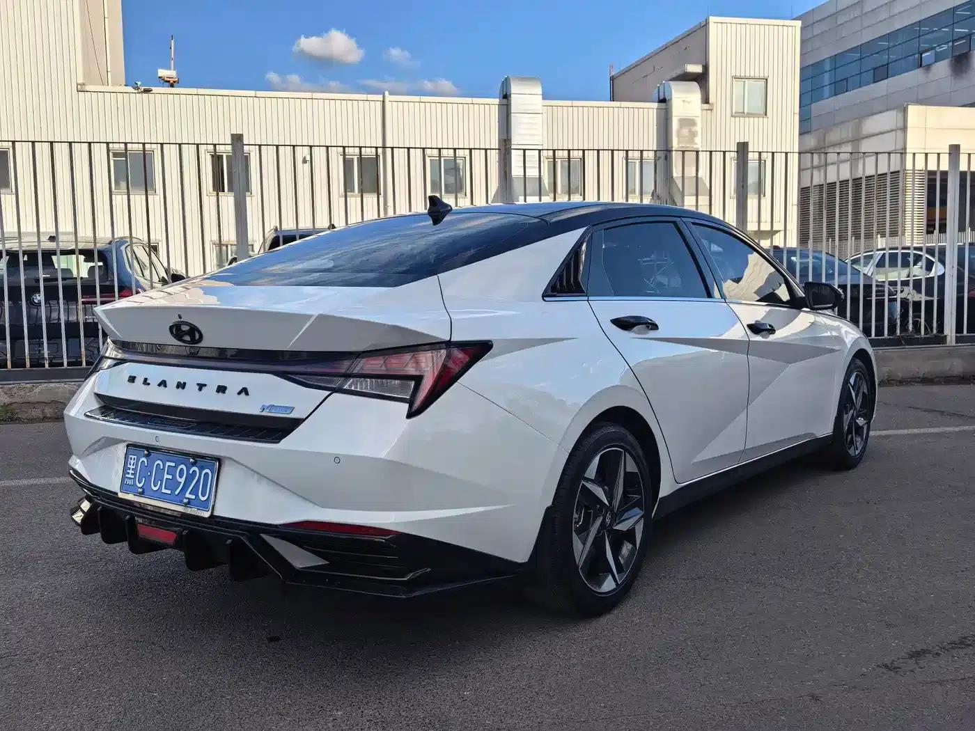Hyundai Elantra 2021 1.5L CVT LUX Premium Edition — миниатюра 5