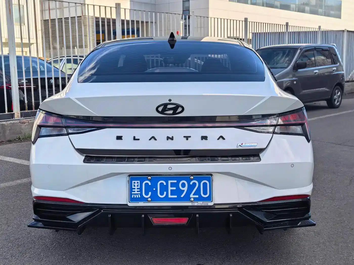 Hyundai Elantra 2021 1.5L CVT LUX Premium Edition — миниатюра 6