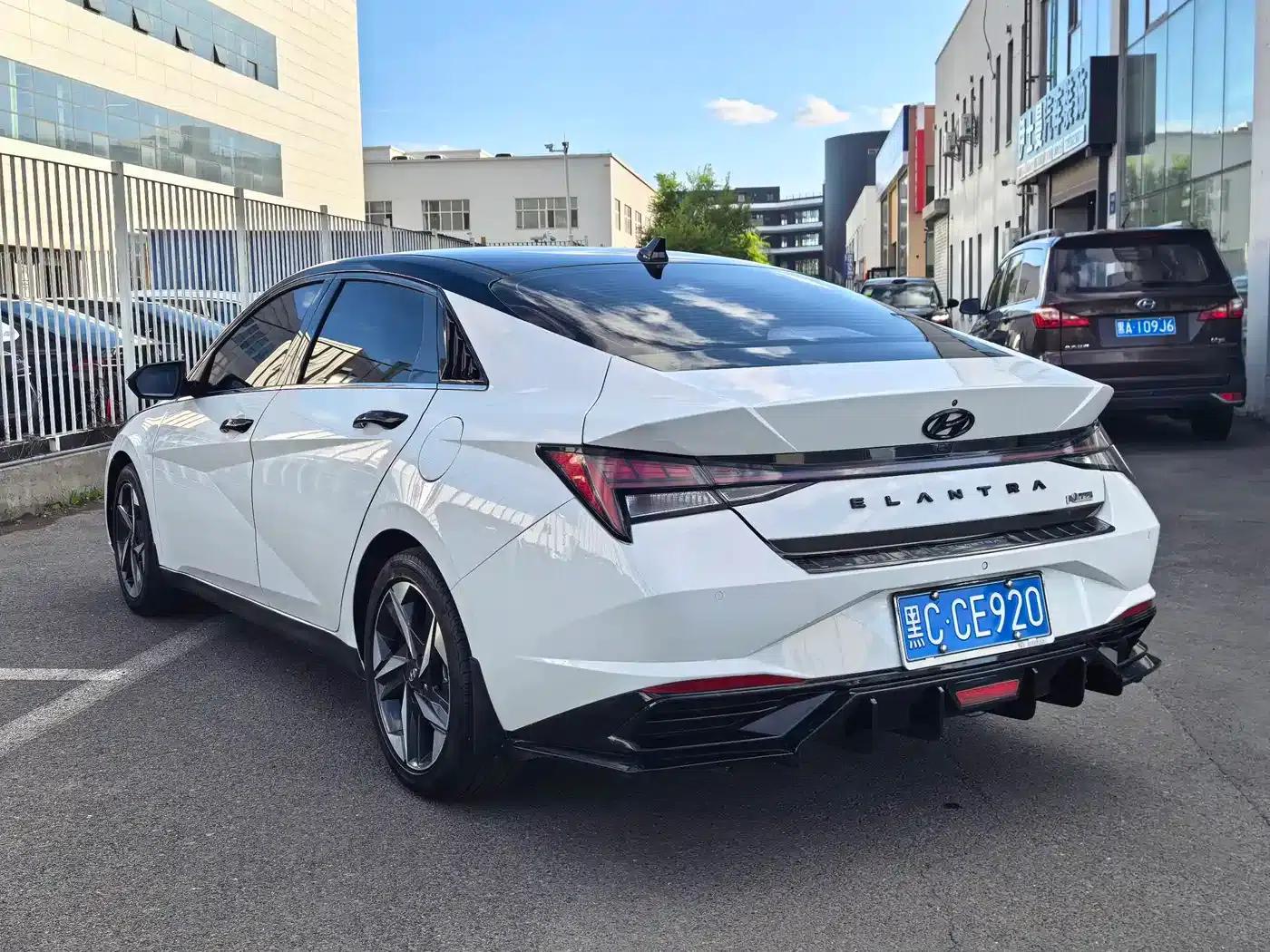 Hyundai Elantra 2021 1.5L CVT LUX Premium Edition — миниатюра 7