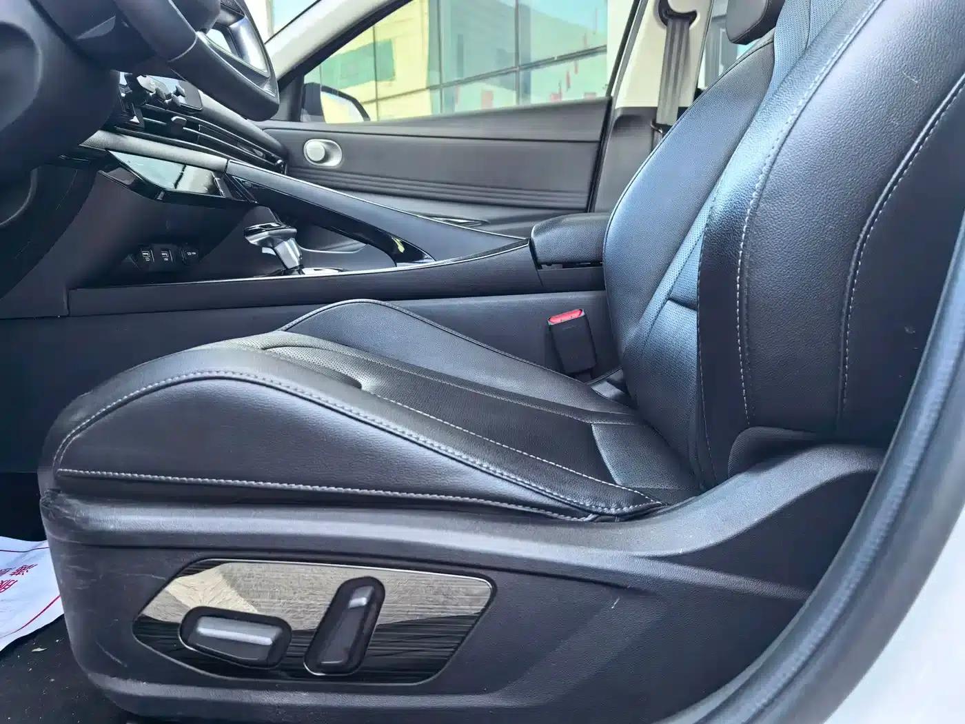 Hyundai Elantra 2021 1.5L CVT LUX Premium Edition — миниатюра 8