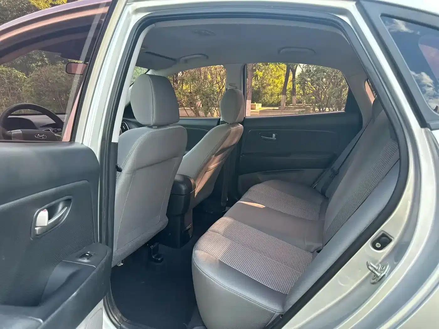 Hyundai Elantra 2011 1.6L Automatic Comfort Model — миниатюра 6