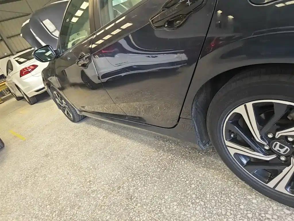 2016 Civic 220TURBO CVT Luxury Edition — миниатюра 22