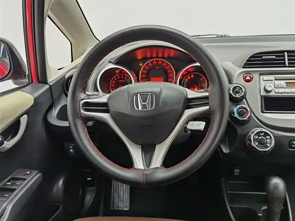 Honda Fit 2011 1.3L Automatic Comfort Edition — миниатюра 11