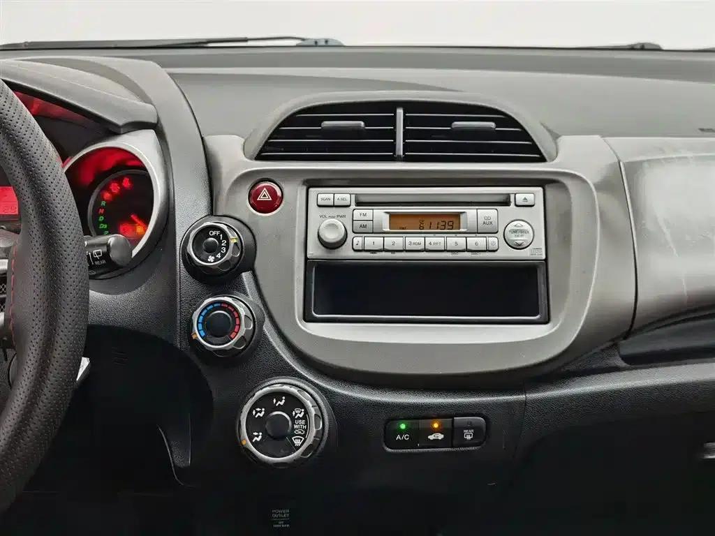 Honda Fit 2011 1.3L Automatic Comfort Edition — миниатюра 12