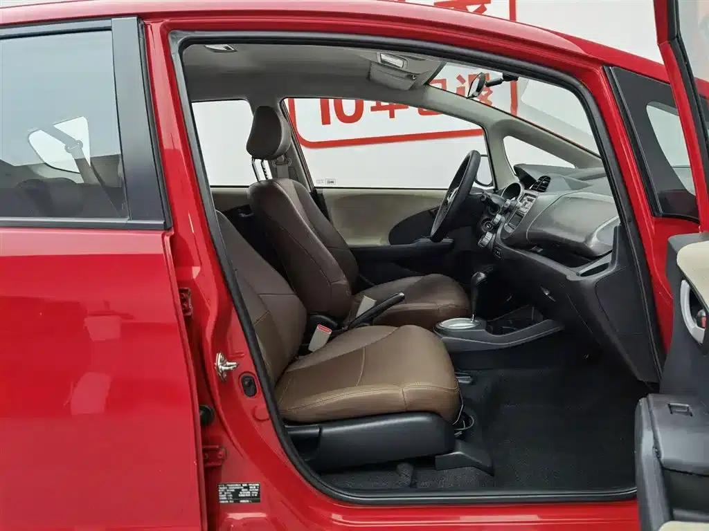 Honda Fit 2011 1.3L Automatic Comfort Edition — миниатюра 23