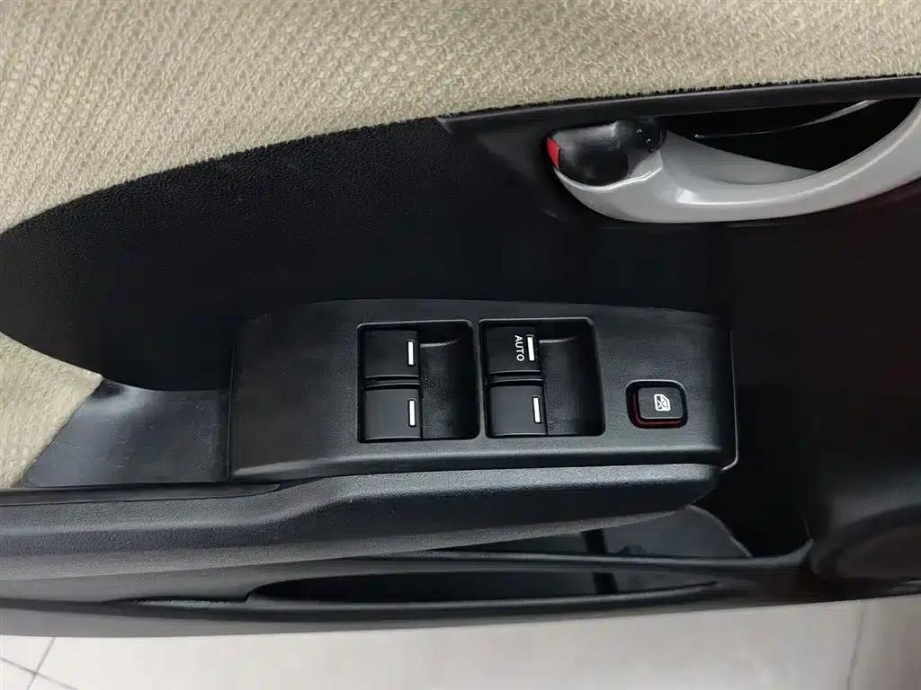Honda Fit 2011 1.3L Automatic Comfort Edition — миниатюра 9