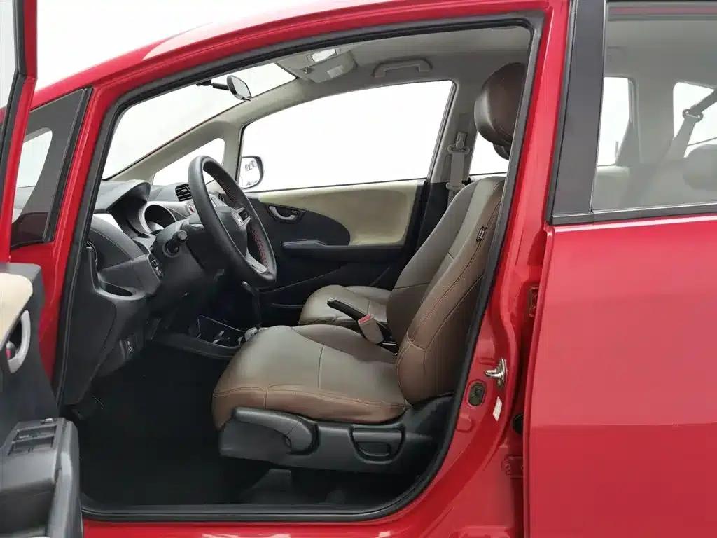 Honda Fit 2011 1.3L Automatic Comfort Edition — миниатюра 10