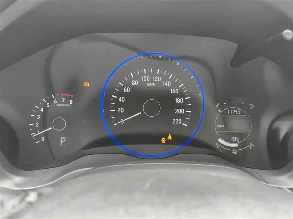 Vezel 2015 1.5L CVT 2WD Comfort Model — миниатюра 4