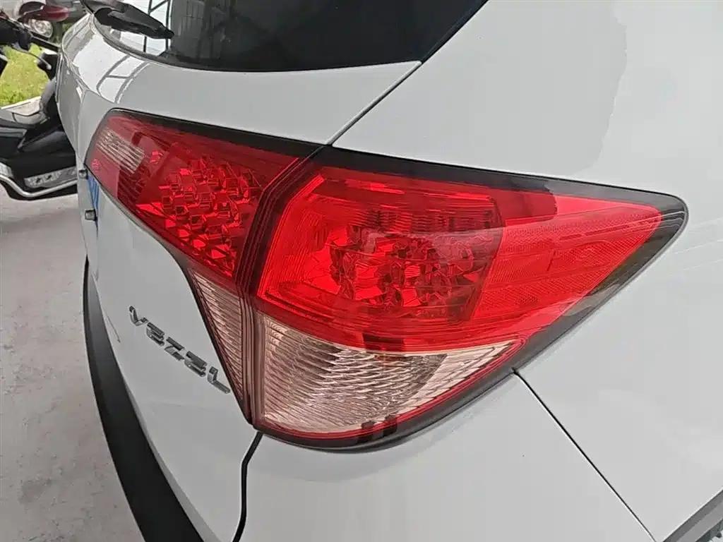 Vezel 2015 1.5L CVT 2WD Comfort Model — миниатюра 8