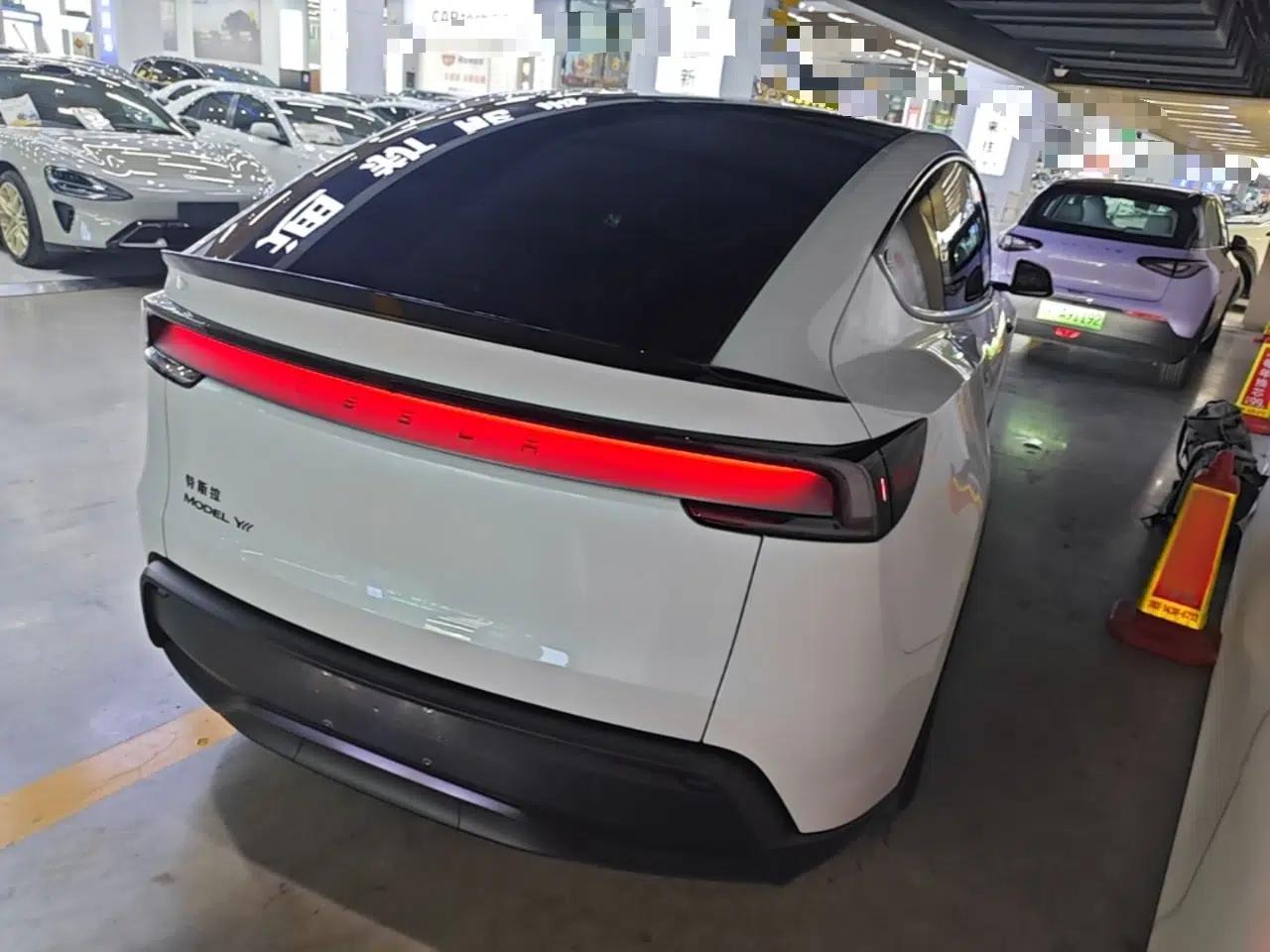Tesla Model Y L 2025 Model Long-Range All-Wheel-Drive Version — миниатюра 6