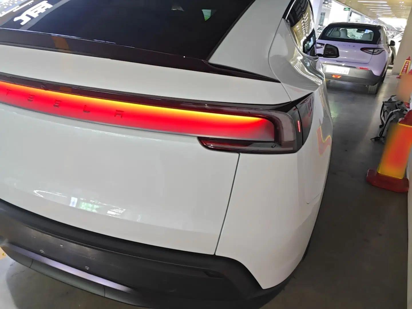 Tesla Model Y L 2025 Model Long-Range All-Wheel-Drive Version — миниатюра 9