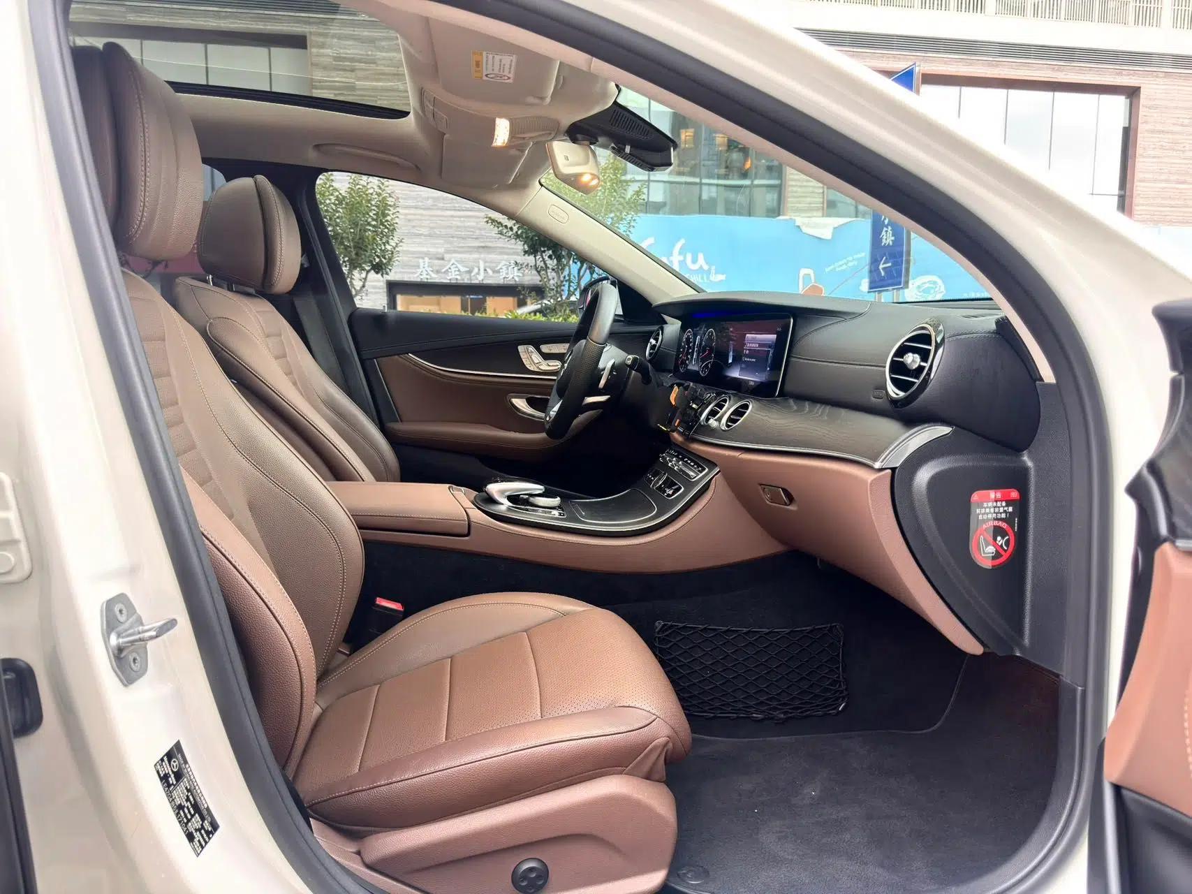 Mercedes-Benz E-Class 2018 E 300 L Sporty and Stylish Model — миниатюра 19