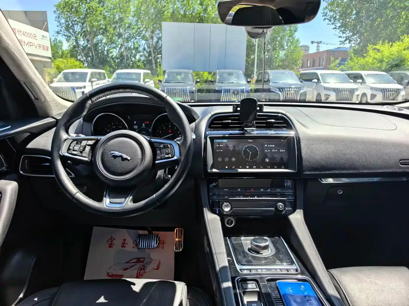 Jaguar F-PACE 2018 2.0T AWD Urban Luxury Edition — миниатюра 5