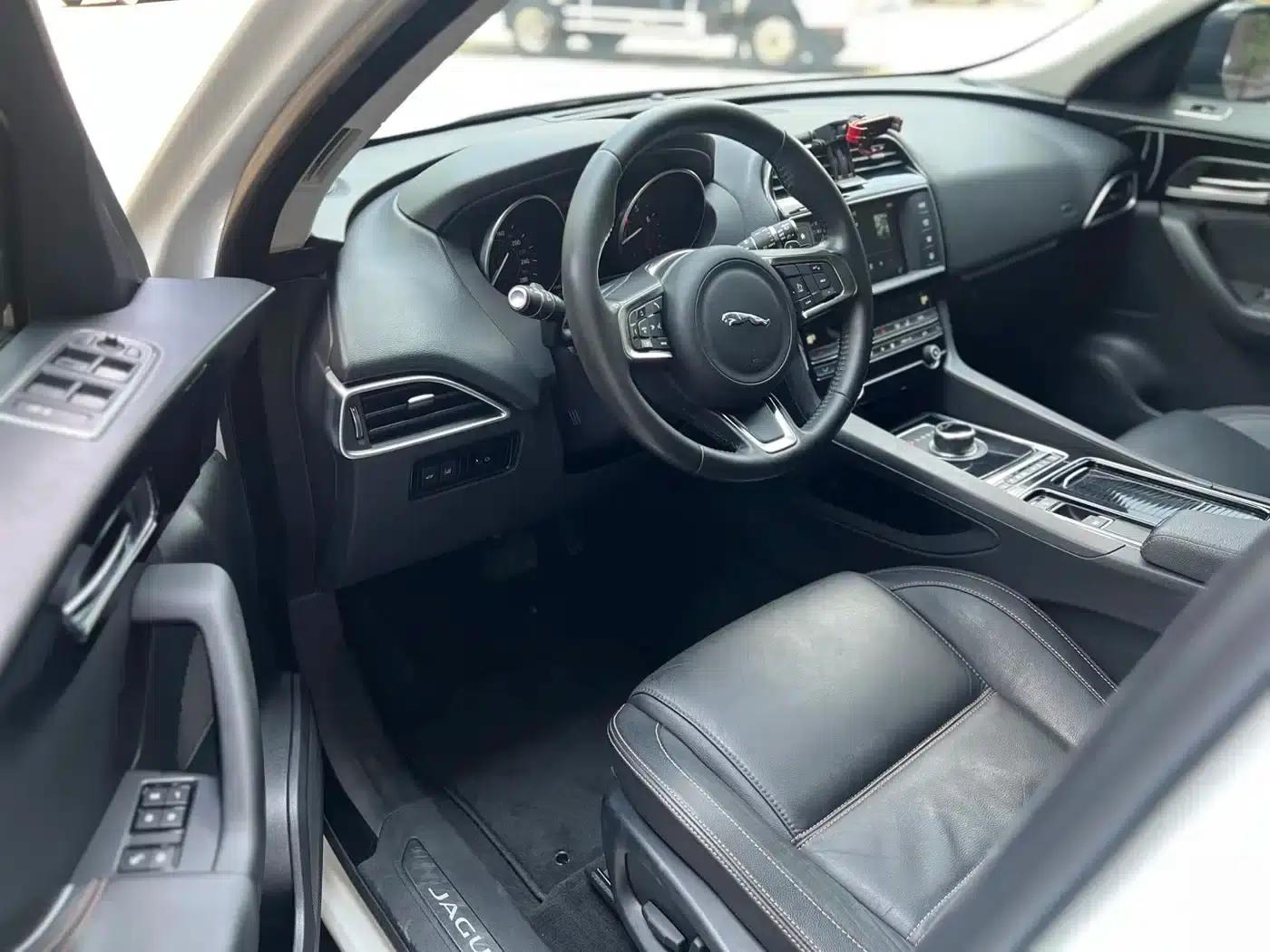 Jaguar F-PACE 2018 2.0T AWD Urban Luxury Edition — миниатюра 4