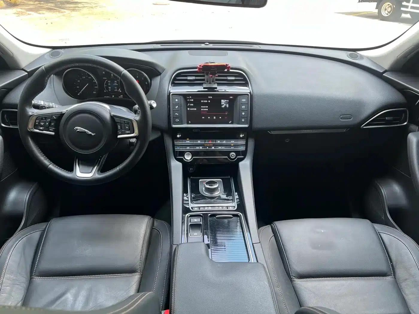 Jaguar F-PACE 2018 2.0T AWD Urban Luxury Edition — миниатюра 6